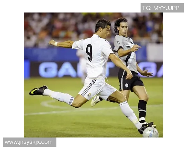 足球明星人体模型图片展现运动之美与力量的完美结合 足球明星人体模型图片展现运动之美与力量的完美结合