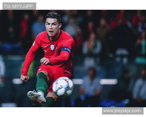 高清足球明星C罗精彩瞬间照片分享尽享他的风采与魅力 高清足球明星C罗精彩瞬间照片分享尽享他的风采与魅力